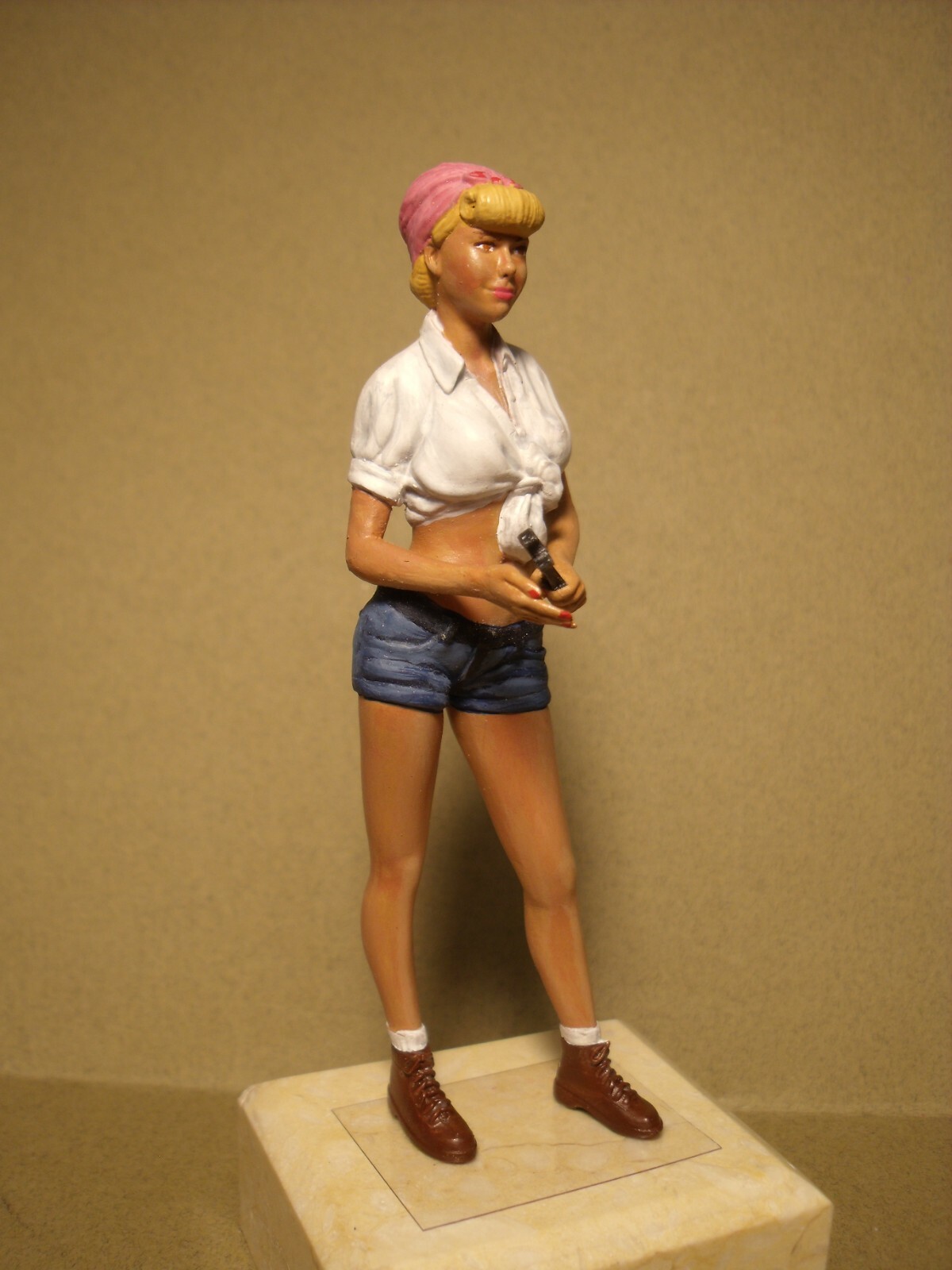 Figurine 1/18 Rosanna brute pour personnaliser un diorama Norev ou Spark