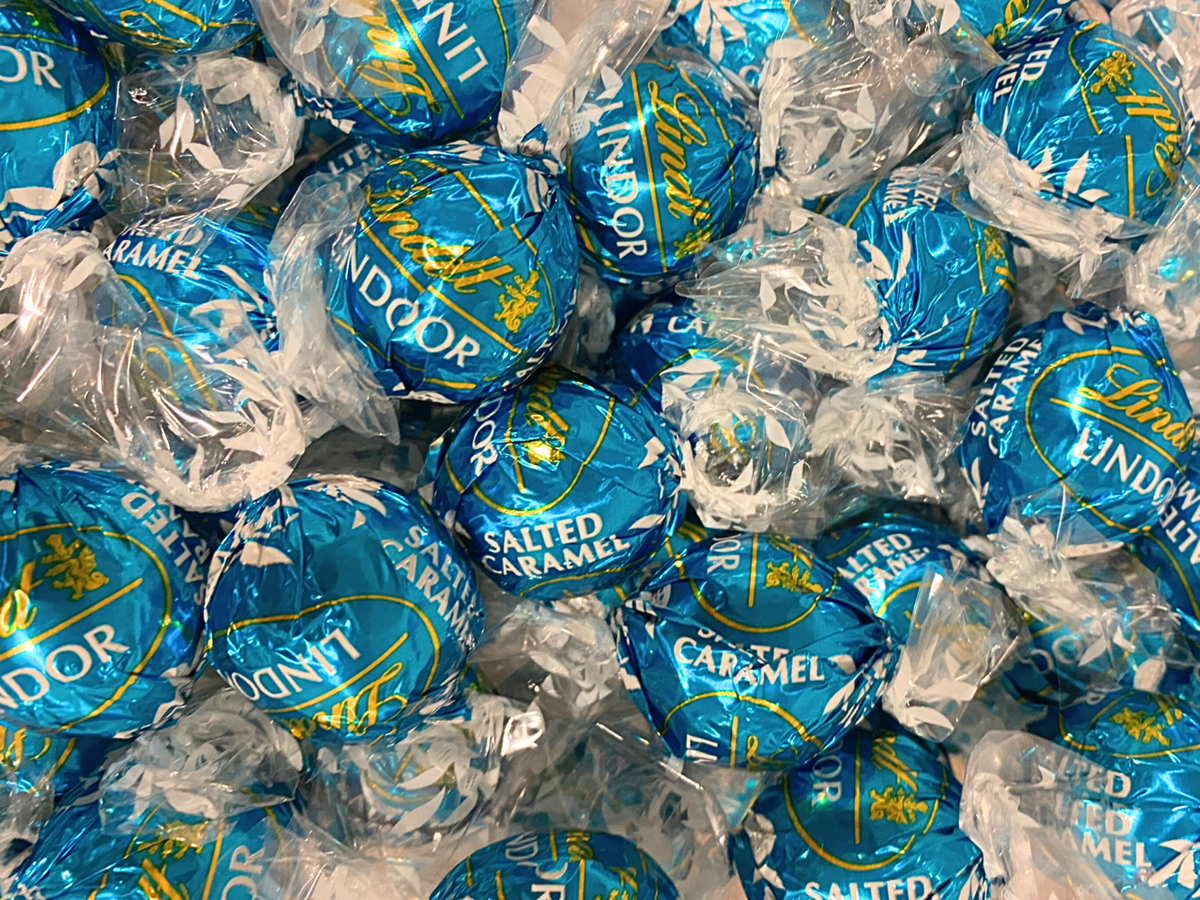 LINDT LINDOR - SALTED CARAMEL MILK CHOCOLATE TRUFFLES (Turquoise