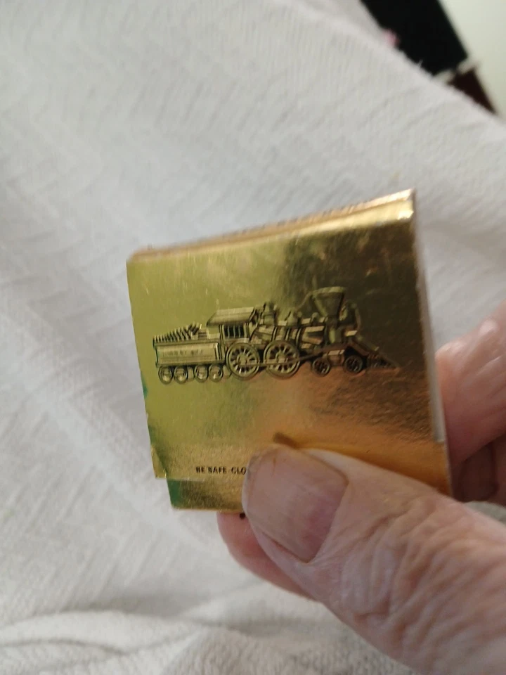 Libro de cerillas de ahorros y préstamos de ferrocarril sin imprimir de colección tren en relieve dorado, más grande Foto 3 de 4