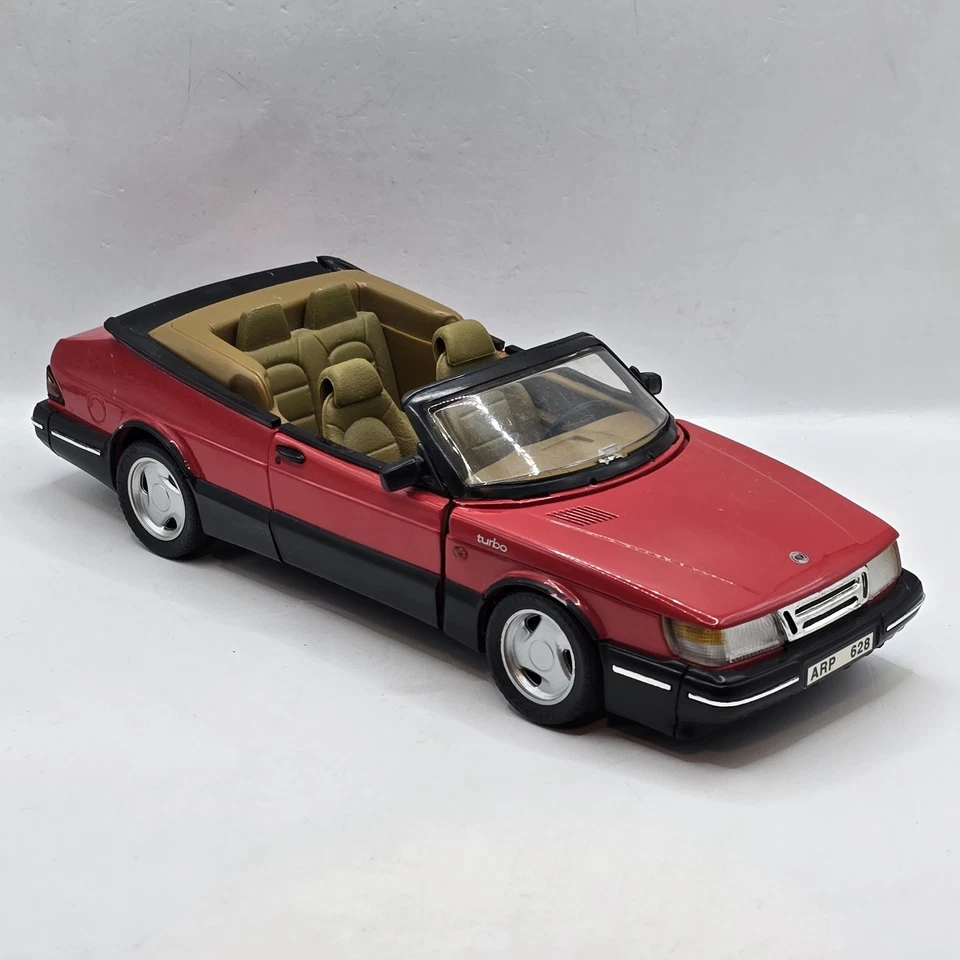 Modelo diecast rojo Anson escala 1/18 Saab 900 Turbo Cabriolet Foto 2 de 4