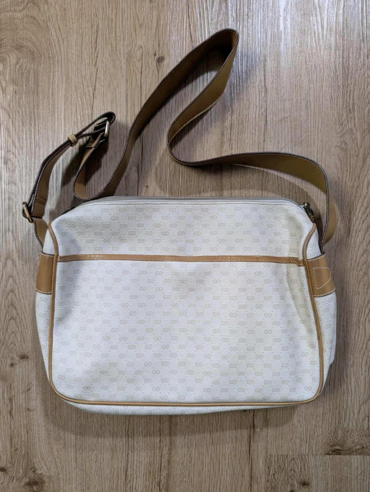 Gucci Leather Crossbody Bag for Women Stylish and Compact-image