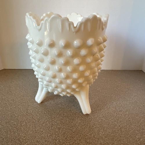 Vintage Fenton Milk Glass Hobnail Spikes Three Footed Egg Vase Scalloped Top CS3 - Picture 3 of 8