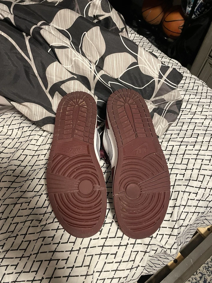 Air Jordan 1 Retro Bajo Burdeos talla 10 usado dos veces viene con caja Foto 3 de 4