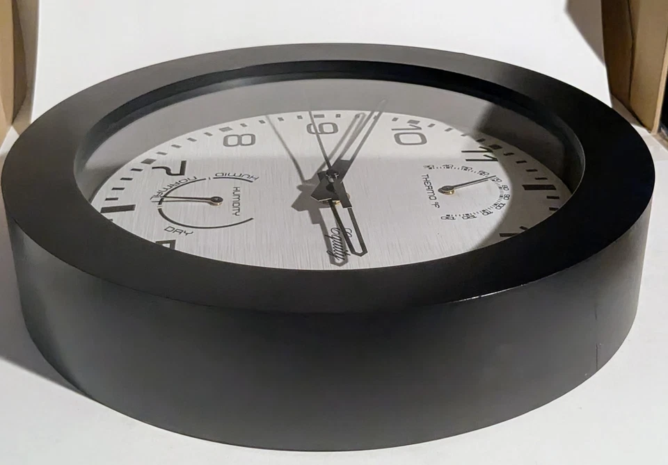 Reloj de pared Equity by La Crosse 10 pulgadas entrada/salida negro con 10" modelo 29005 Foto 4 de 4