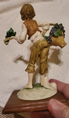 Vntg Statuetta Capodimonte Italiana? Fontanini? "Cesto frutta raccolta uva ragazzo 7"" - Foto 6 di 8