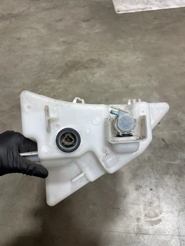 Оригинальный резервуар бак омывателя ветрового стекла 2009-2013 Nissan 370z 28910-1ea0a - Изображение 3 из 4