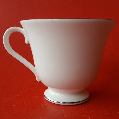 Juegos de 4 tazas y platillos con patas Victoria SIGNO PLATINO Wedgwood Bone China England - Imagen 16 de 24