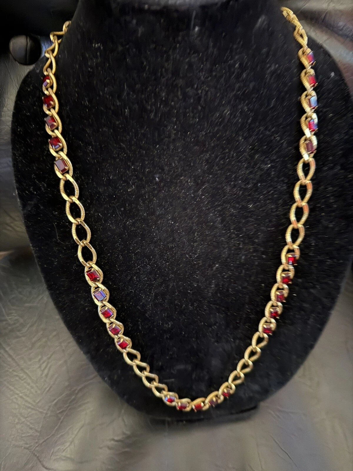 GIVENCHY Collana Vintage Catena Lunga Tono Oro con Pietre Rosso Scuro Firmata