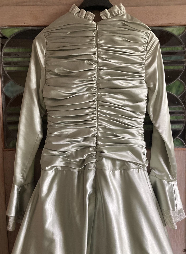 Antiguo disfraz de vestido largo satinado encaje sedoso verde pálido enagua renacimiento - COMO ESTÁ Foto 3 de 4