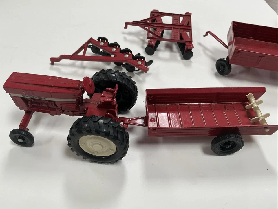 Tractor cosechadora internacional Ertl 0944 de colección 1/16 con implementos Foto 4 de 4