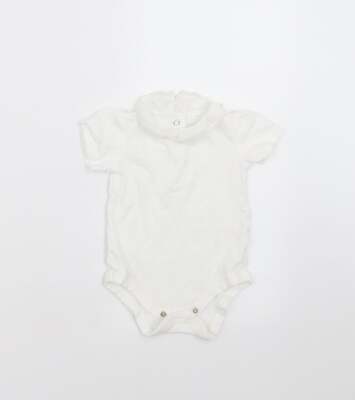 TU Baby weißer Baumwollmischung Strampler Größe 3-6 Monate
