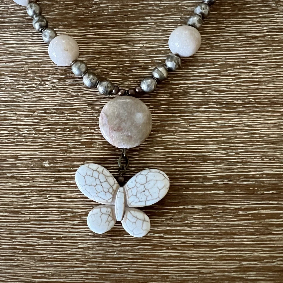 Lindo Colar Borboleta Exclusivo Creme e Contas Marrom Boho Feito à Mão Vintage - Imagem 2 de 4