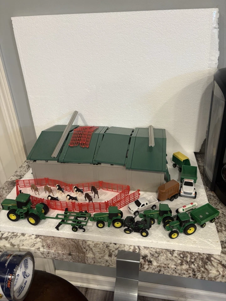 TOMY John Deere Die-Cast/Plastic Farm Toy 67pc Play Set 46276 Incl Machine Shed - Image 2 of 4