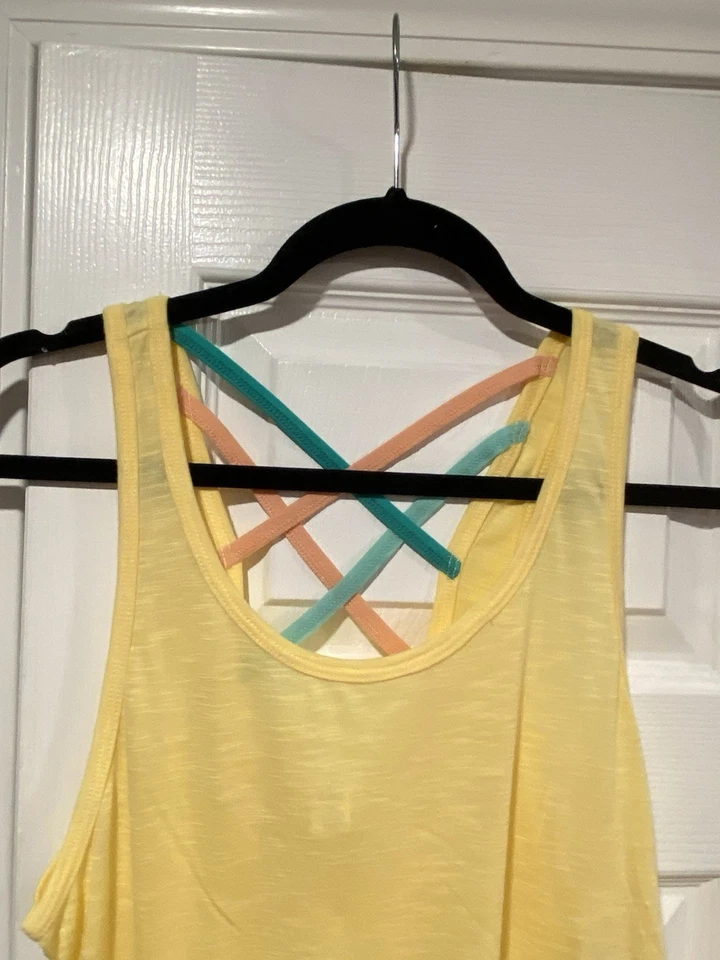 Camiseta sin mangas Marika talla M amarilla cruzada abierta con correa trasera cuello redondo nueva con etiquetas Foto 4 de 4