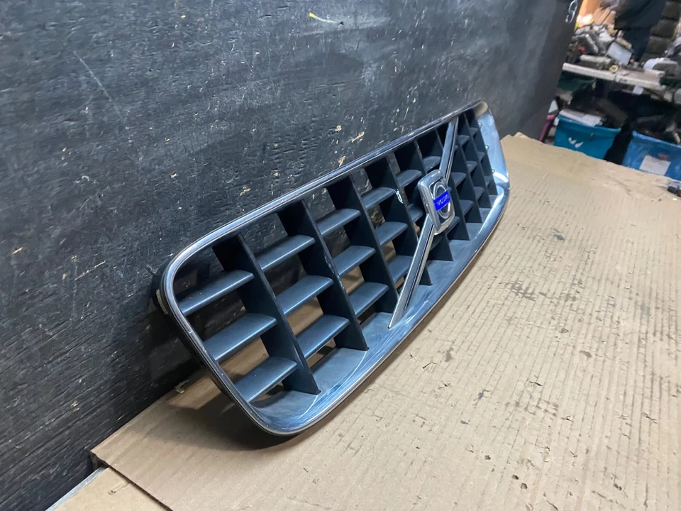Parrilla superior delantera Volvo XC90 2003 a 2013 OEM V2456 DG Foto 3 de 4