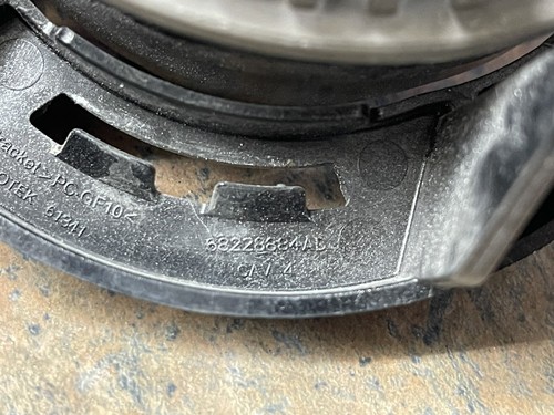 Lámpara antiniebla Chrysler Pacifica 2017-18-19 68342190AB genuina derecha o izquierda usada - Imagen 6 de 7