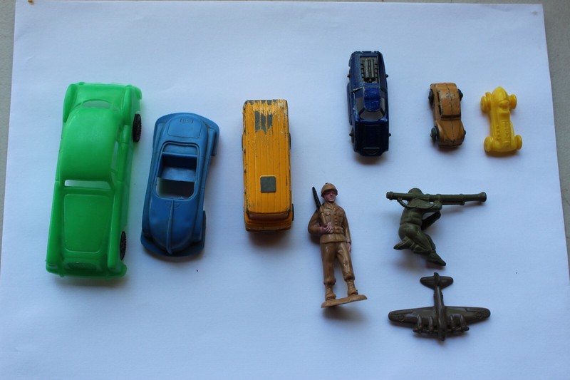 Mixed Lot of 9 Vintage Small Toys Cars, Soldiers, Planes - Metal and Plastic