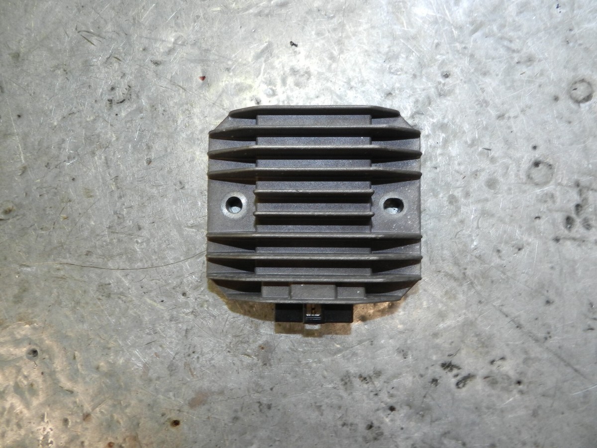 1994 Kawasaki ZX6E ZX 600 E REGULATOR VOLTAGE 21066-1089 OEM Used