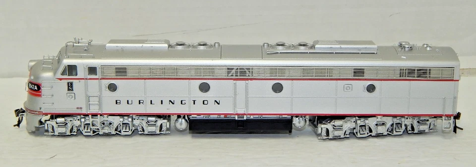 Rapido Trains - HO - Burlington (CB&Q) EMD E8A #9942A w/DCC + Sound NEW - Image 4 of 4