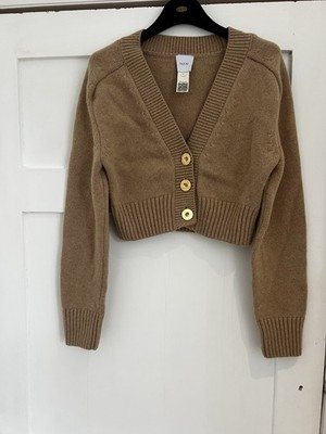 Aktuelle Saison Patou Beige Cropped Wolle Kaschmir Strickjacke Goldknöpfe. Größe S