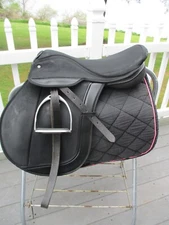 17'' MEDIUM THOROWGOOD ULSTER CC JUMP ENGLISH SADDLE w  LEATHERS &  IRONS