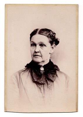 C. 1890s CABINET CARD CRIT SYMPSON OLDER LADY IN FANCY DRESS CARTHAGE ILLINOIS