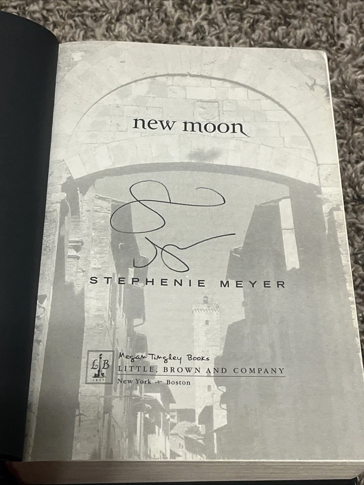 Stephenie Meyer *SIGNED* New Moon Book - Twilight - Hollywood Film - Image 2 of 4