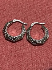 14K White Gold Geometric Earrings Stamped ARR Huggie Hoop Embossed Pattern 3/4