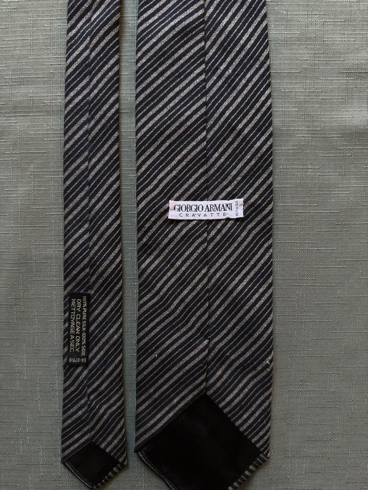 Vintage Giorgio Armani Cravatte Grey/Black Striped 100% Silk Tie 3.9" x 61" - Image 4 of 4