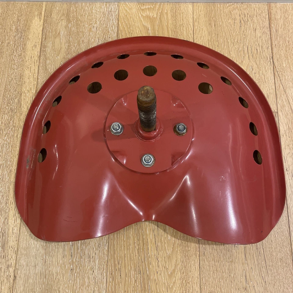 Asiento de tractor vintage de acero macizo con montaje atornillado color rojo Massey Ferguson Foto 2 de 4