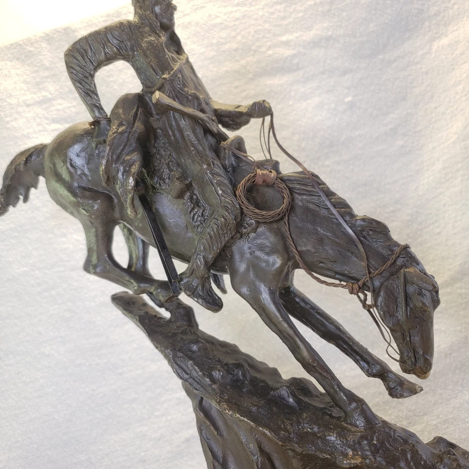 Escultura/estatua de bronce Frederic Remington Mountain Man, 12"" H x 8"" L x 4" W Foto 3 de 4