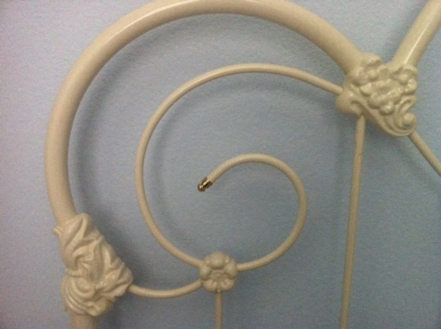 Cabecero de latón de hierro forjado esmalte blanco antiguo de duquesa reina diseño de Elliott Foto 3 de 4