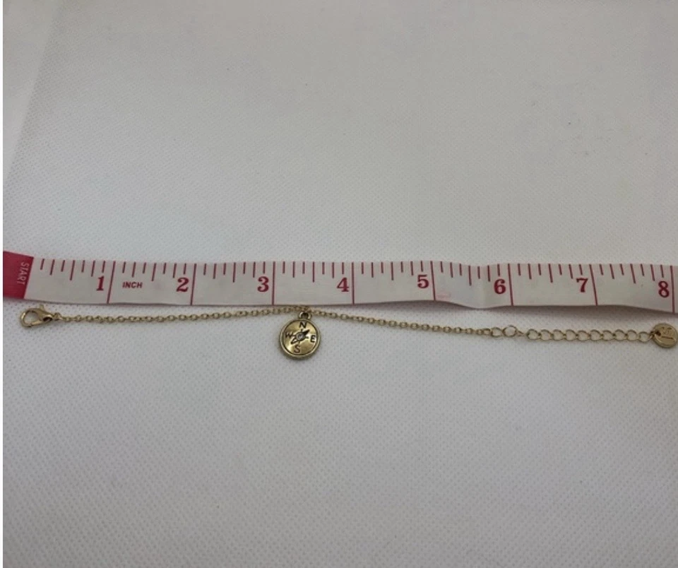 Pulsera de cadena chapada en oro colgante brújula direccional Jules Smith Wanderlust Foto 3 de 4