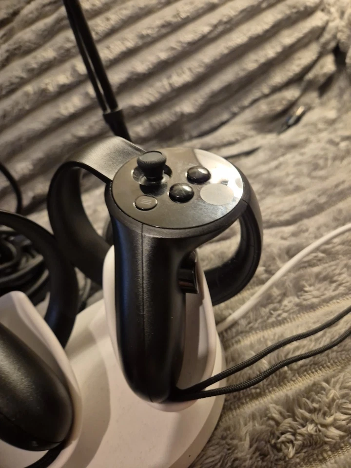 Oculus Rift S Controllers & Sensors Bundle – Tested Working Accessories - image 3 of 4