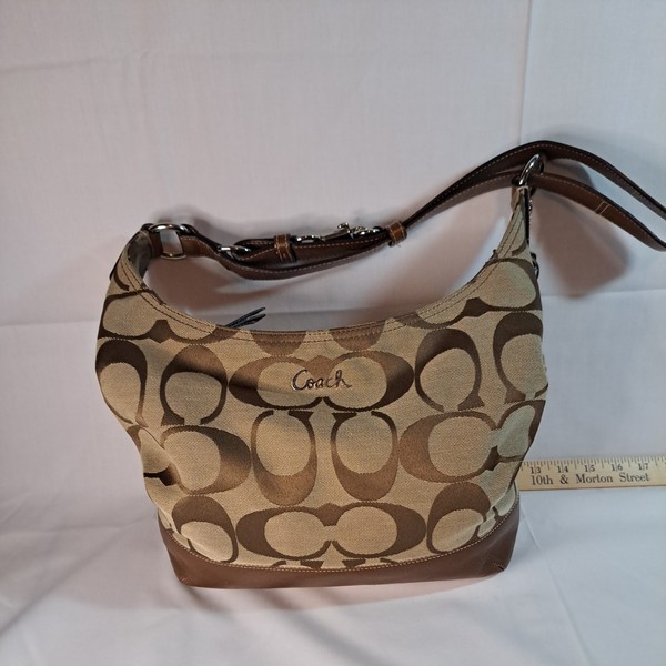 Coach  Signature Hobo Bag Good conditon
