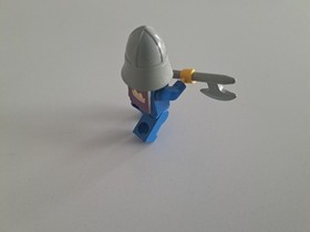  LEGO YELLOW CASTLE 375,6075 BLUE CROWN KNIGHT w/axe ARMSMAN MINIFIGURE