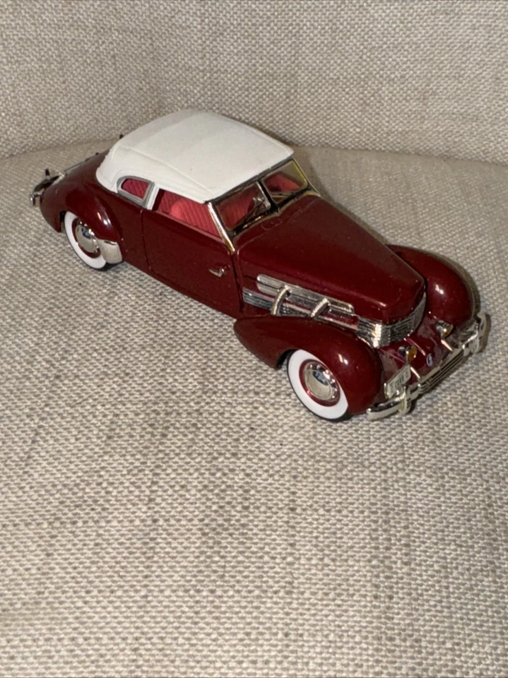 Signature Models 1937 CORD 812 SUPERCHARGED Diecast Car Red White - Image 4 of 4