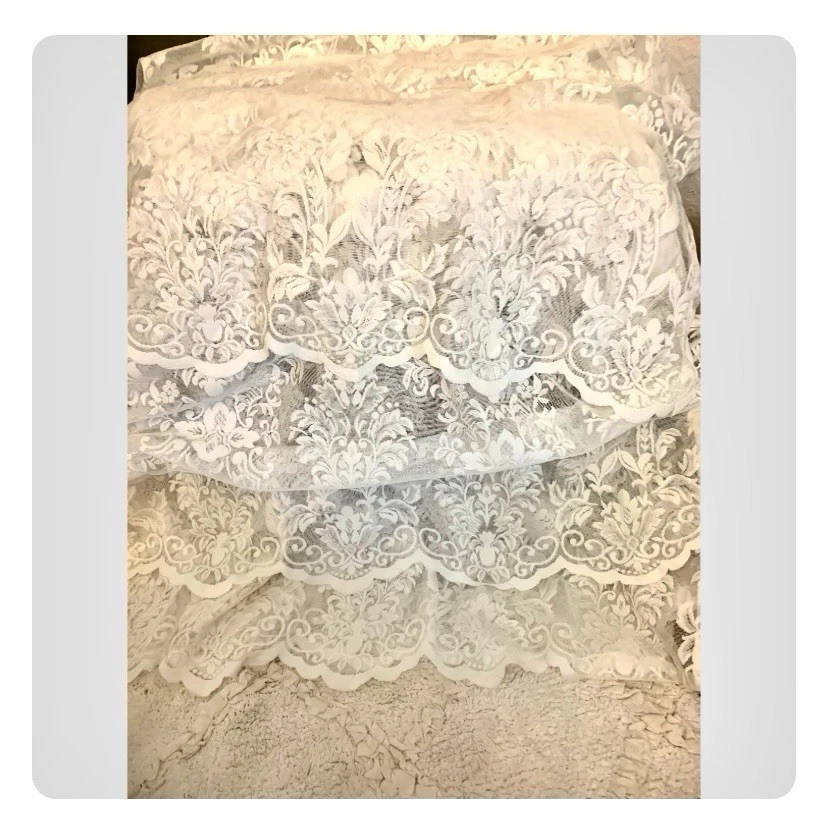 Par de paneles de ventana florales de encaje blanco con ojal plateado bordes festoneados blancos Foto 2 de 4