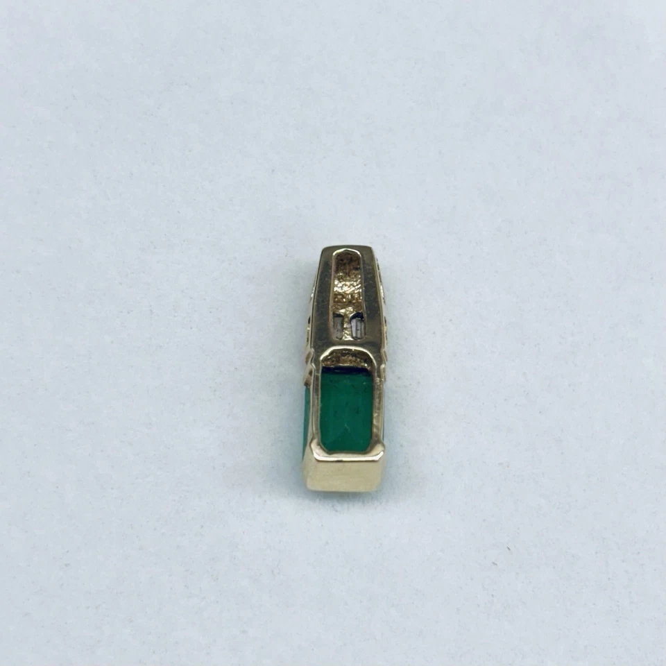 Dije colgante gota de diamantes y esmeralda natural talla esmeralda de oro amarillo de 14 k de 0,90 quilates Foto 4 de 4