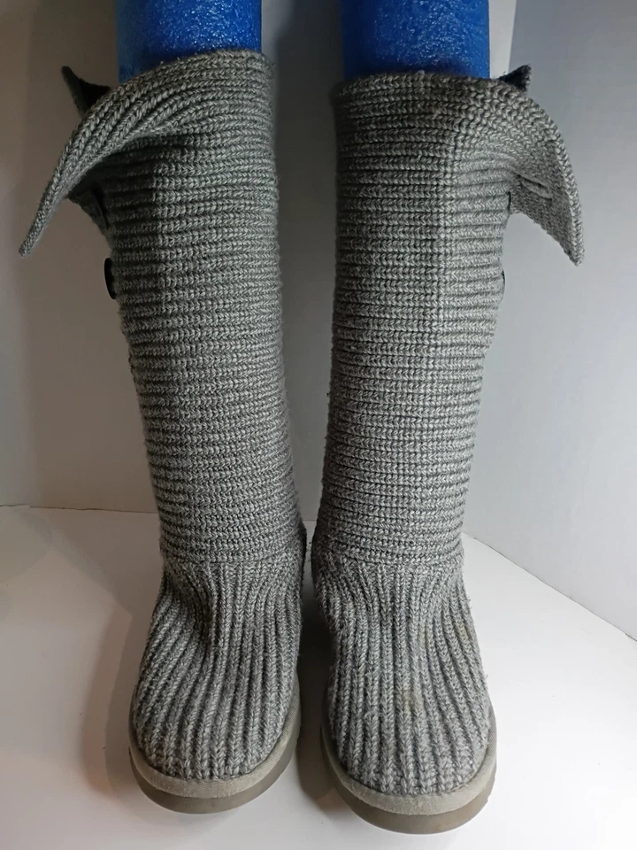Botas Suéter UGG Clásicas Gris Cardy Tejidas y Gamuza 3 Botones Talla 10 Foto 2 de 4