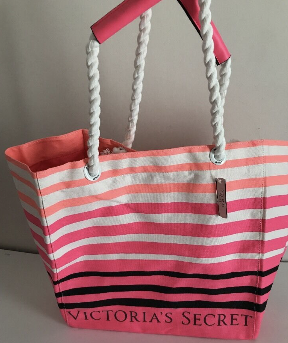 What' In My Bag? Victoria's Secret Tote Bag 