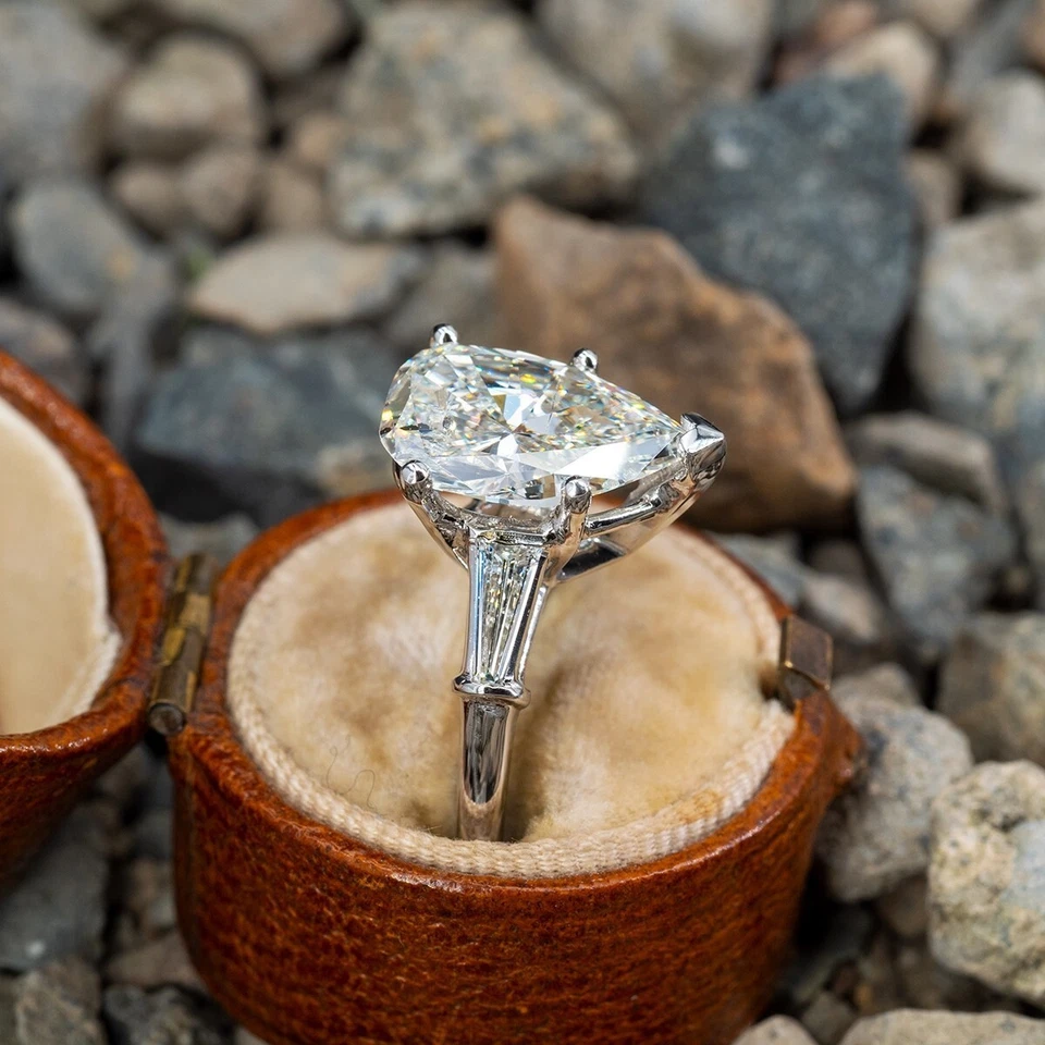 Anillo de compromiso de moissanita real de 3 quilates delicado corte pera chapado en oro blanco de 14K Foto 3 de 4