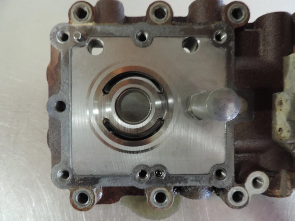 Kubota RTV500 2013 bomba hidrostática bomba hidráulica colector de válvula Foto 4 de 4