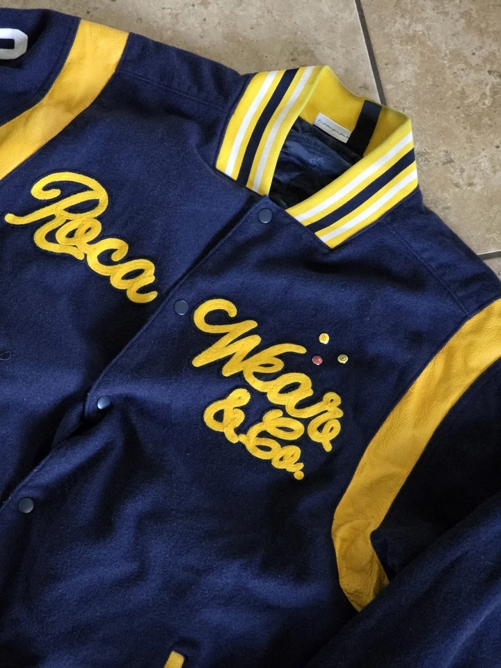 Jaqueta de lã masculina vintage Roca Wear Y2K Varsity azul marinho e amarela 2XL/XXL - Imagem 2 de 4