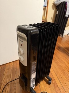 Pelonis HO-0279 Oil-Filled Radiator Space Heater 1500W 120V Wheels Black