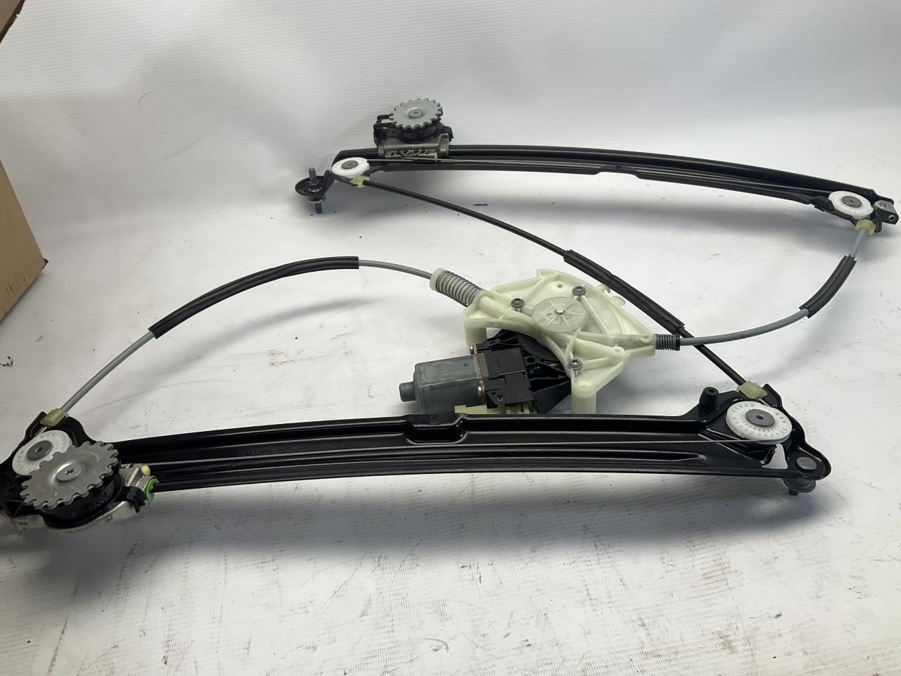 17-24 Maserati Levante Front Right Door Window Regulator w/ Motor Q