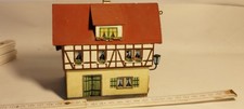 Altes Modellbahn Haus Ho aus Holz und Pappe.