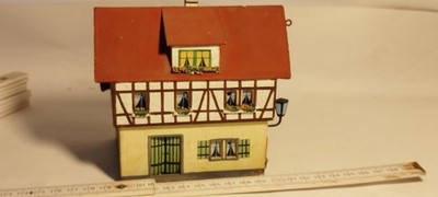 Altes Modellbahn Haus Ho aus Holz und Pappe.