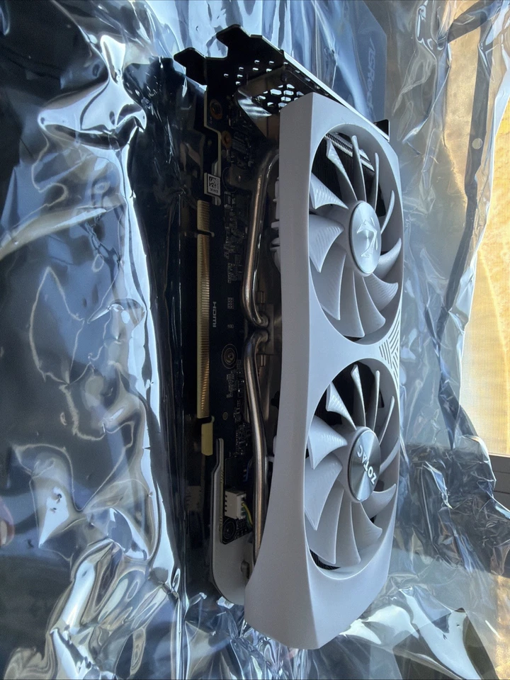 Tarjeta de gráficos ZOTAC GeForce RTX 4060 Ti Twin Edge OC White Edition 8 GB GDDR6 Foto 2 de 4