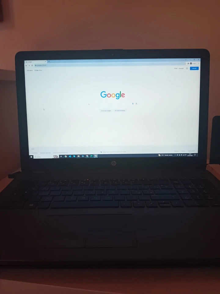 HP 255 G6 15.6" (AMD E2-9000e, 4GB RAM, 500GB HDD) Laptop - Nero - Immagine 2 di 4